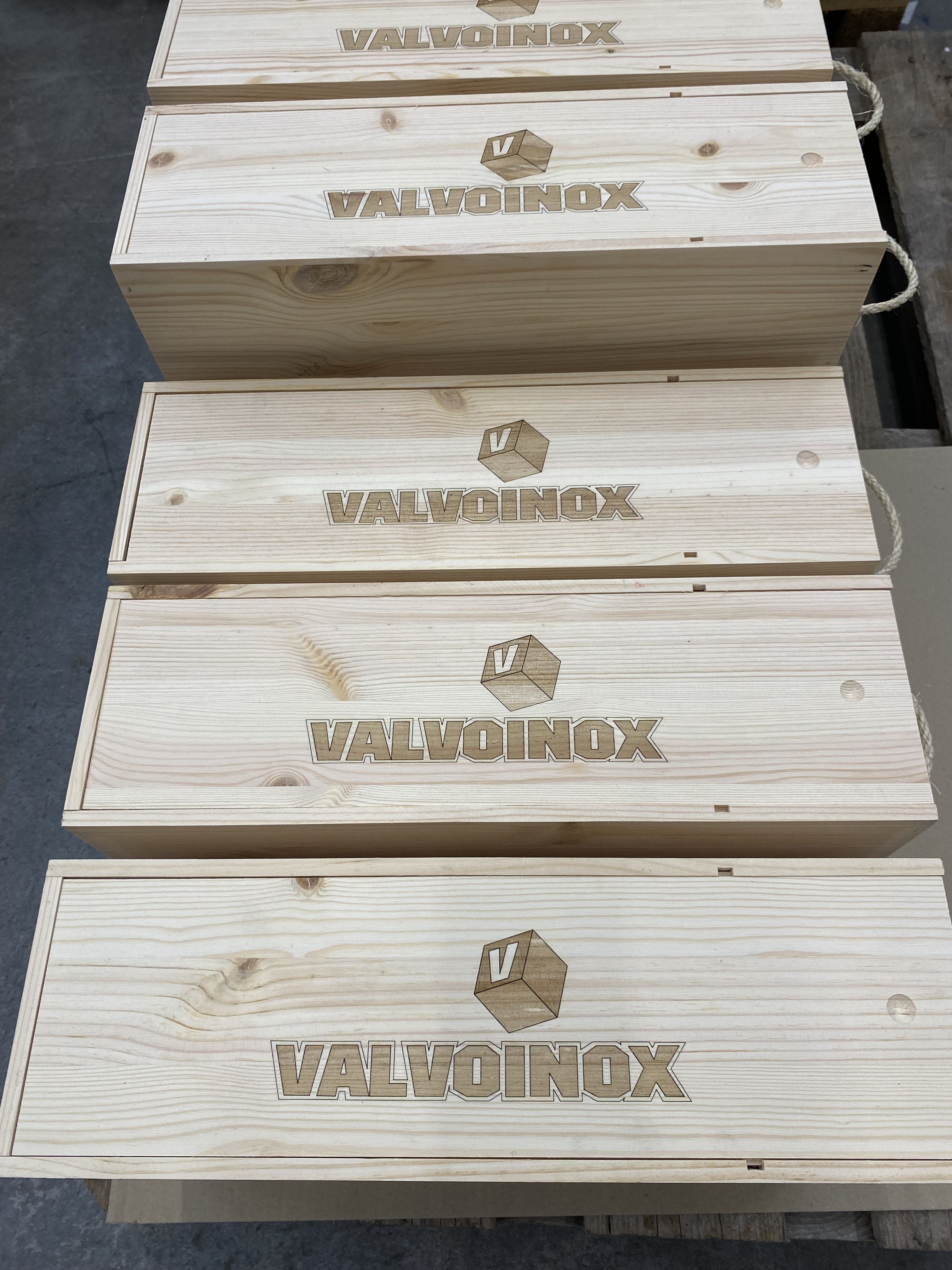 Incisione logo su astucci in legno